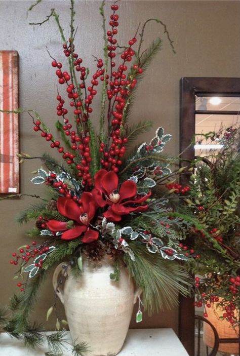 Dekoratívne Vence, Church Christmas Decorations, Christmas Decorations Centerpiece, Christmas Cuties, Christmas Flower Arrangements, Front Porch Christmas Decor Ideas, Porch Christmas Decor Ideas, Porch Christmas Decor, Front Porch Christmas