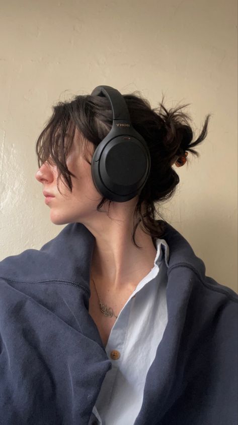 Casque Sony Aesthetic, Sonny Headphones Aesthetic, Aesthetic Sony Headphones, Sony Headphones Outfit, Sony Headphones Aesthetic, Headphone Aesthetic, Headphone Outfit, Marshall Headphones, Headphones Aesthetic