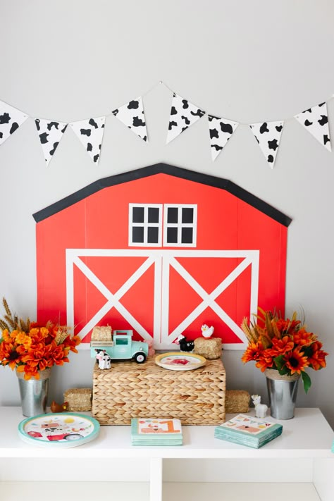 Dollar Tree Farm Birthday, Farm Theme First Birthday, Birthday Party Theme Ideas, Theme First Birthday, Farm Themed Party, Barnyard Birthday Party, Farm Theme Birthday, Farm Animal Party, Farm Animals Birthday Party