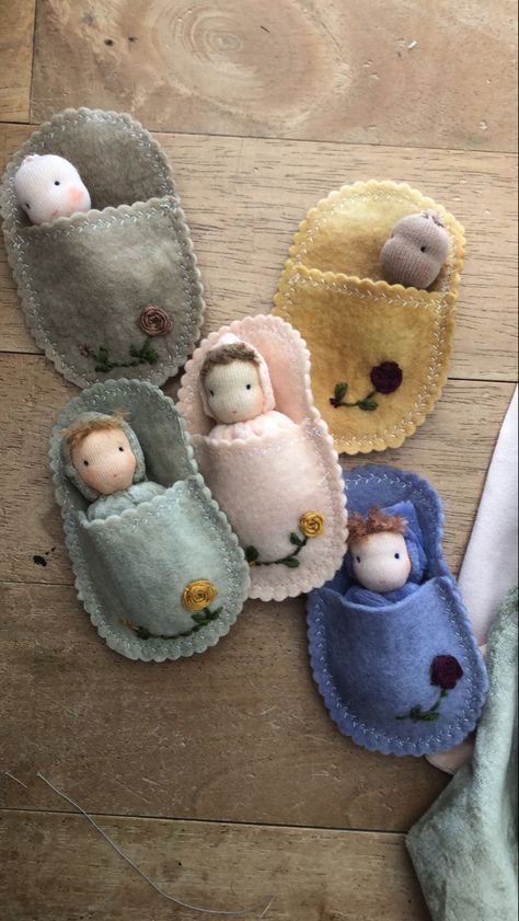 Handmade Waldorf Toys, Waldorf Pocket Doll, Pocket Dolls Pattern Free, Peg Doll Ideas, Diy Waldorf Toys, Felt People, Felt Toys Diy, Dolls Handmade Diy, Pocket Doll