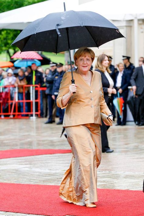 Angela Merkel strahlt 2017 in Gold und hat trotz Regen glänzende Laune. Beautiful People Quotes, Chelsea Vs Tottenham, Female Leader, Good Woman, Fat Pants, Get Well Wishes, Outfit Png, Well Wishes, Women Leaders