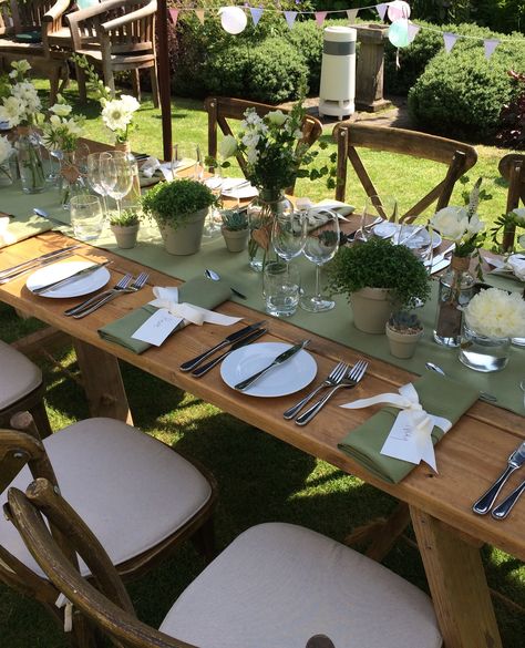 Table Decor Garden Party, Garden Party Table Setting Outdoor, Lunch Decorations Table Simple, Garden Table Setting Ideas, Garden Party Table Decor Simple, Birthday Lunch Decor Table Settings, Garden Theme Table Setting, Table Setting Ideas For Birthday Party, Green Theme Party Decorations