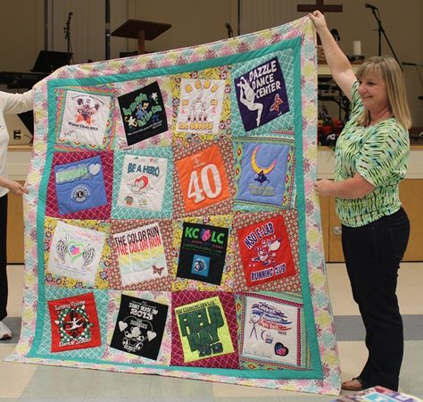 love the layout of this t-shirt quilt Goat Quilt, Tshirt Quilt Diy, Tshirt Quilt Pattern, Tshirt Quilts, Shirt Crafts, Tee Shirt Quilt, Shirt Quilts, Memory Quilts, Tshirt Blanket