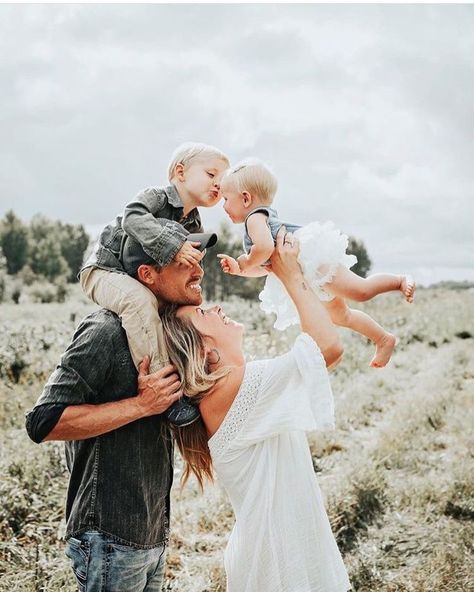 Mens Fall Outfits, Cute Family Pictures, Cute Family Photos, Family Photoshoot Poses, Summer Family Photos, Outdoor Family Photography, Family Portrait Poses, Fall Family Photo Outfits, Outdoor Family Photos