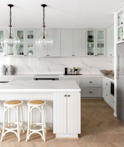 The Linen Look: A Fresh New Spin on Hamptons Style | Carlisle Homes White Hamptons Kitchen, Sims 4 Hamptons, Kitchen Hamptons, Vj Panelling, Hampton Beach House, Hampton Style Kitchen, Modern Hamptons Style, Hampton Kitchen, Best Kitchen Island