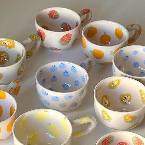 Ceramic Pots Painting Ideas, Simple Painted Pottery Ideas, Cool Mug Designs Ceramics, Ceramic Pottery Mugs Design, Fruit Ceramic Mug, Mug Diy Painted, Cute Mugs Pottery, Painting Ideas On Mugs, Paint Pottery Mug