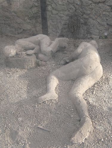 Clothes were definitely burned - bodies were surprisingly intact, reminiscent of… Pompeii Bodies, Pompeii History, Pompeii Reconstruction, Pompeii Fresco, Burning Body, The Destruction Of Pompeii And Herculaneum, Ancient Pompeii, Pompeii Italy, Pompeii Ruins