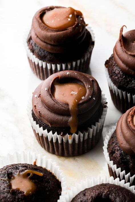 Chocolate Caramel Cupcakes - Baran Bakery Small Batch Cupcakes, Cupcakes Stuffed, Chocolate Caramel Cupcakes, Milk Chocolate Ganache, Caramel Cupcakes, Cupcake Recipes Chocolate, Oc Stuff, Salted Caramel Sauce, Milk Chocolate Chips