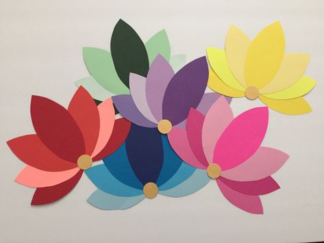 Craft Paper Wall Decor, Paper Art Craft Wall Decor, Lotus Flower Paper Craft, Lotus Craft Ideas, Paper Lotus Diy, How To Make Lotus With Paper, Lotus Paper Craft, Lotus Decoration Ideas, Lotus Flower Craft