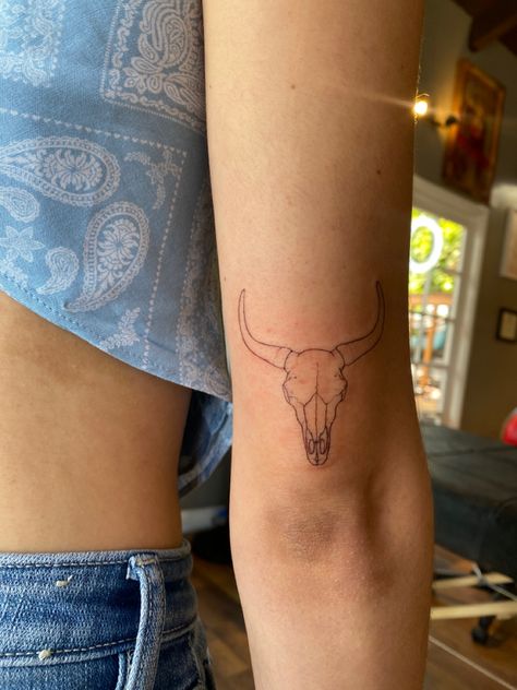 Long Horn Tattoo For Women, Symbolism Tattoo, Tattoo Designs Watercolor, Tattoo Designs Mandala, Tattoo Designs Geometric, Punchy Western Tattoos, Cow Skull Tattoos, Tattoo Symbolism, Mandala Tattoo Designs