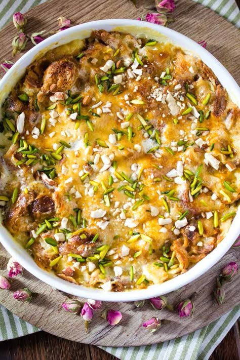 Oum Ali Recipe, Egyptian Bread Pudding, Om Ali Desserts, Egyptian Desserts Easy, Jordanian Dessert Recipes, Egyptian Dinner Recipes, Easy Egyptian Recipes, Middle Eastern Dessert Recipes, Umm Ali Recipe