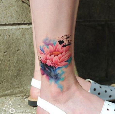 Korean tattoo artist creates beautiful watercolour designs. Simple Lotus Flower Tattoo, Lotusblume Tattoo, Water Lily Tattoos, Korean Tattoo Artist, Tattoo Watercolor, Watercolor Tattoo Flower, Lily Tattoo, Tatuaje A Color, Watercolor Tattoos