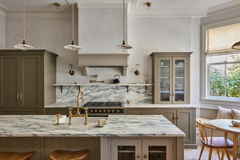 A Brownstone in Jersey City | deVOL Kitchens Olive Kitchen, Classic English Kitchen, Devol Kitchens, English Kitchens, Best Kitchen Designs, Marble Counter, Studio Interior, Bespoke Kitchens, West Village