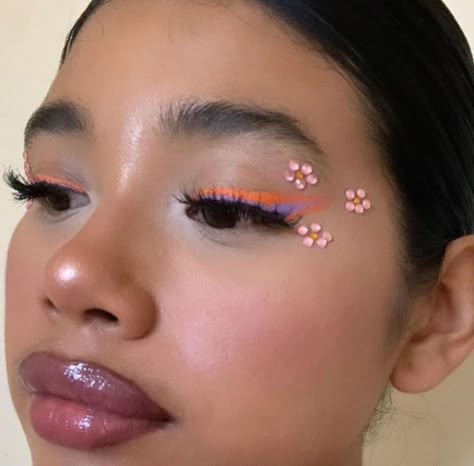 Pink Makeup Looks Festival, Flower Rhinestone Makeup, Hippie Makeup, Gem Makeup, Rhinestone Makeup, Flower Makeup, Pink Eye Makeup, Fun Makeup, Casual Makeup