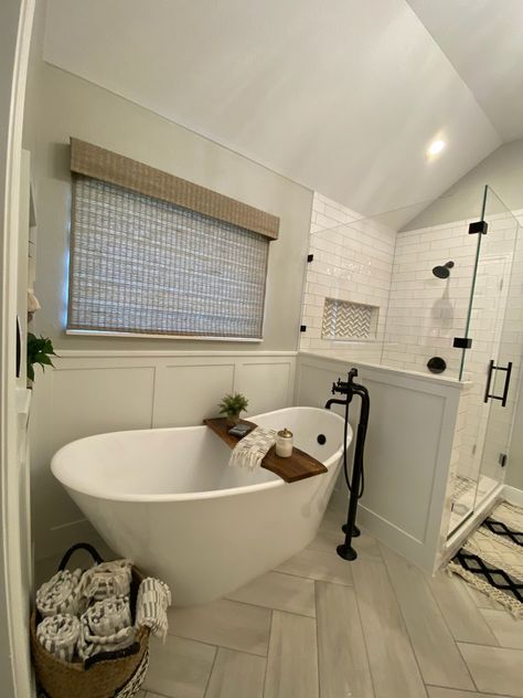 Bathroom Design Farmhouse, Soaker Tub Shower Combo, Tub Shower Combo Remodel, Bathroom Interior Design Luxury, Small Master Bath, Tub Remodel, Wall Decor Bathroom, Wallpaper Bathroom, Full Bathroom Remodel