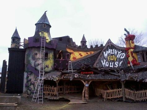 Haunted Fun House Haunted House Carnival, Carnival Haunted House, Haunted House Attractions, Clown Oc, Halloween Maze, Abandoned Theme Parks, Fair Rides, Planet Coaster, Theme Parks Rides