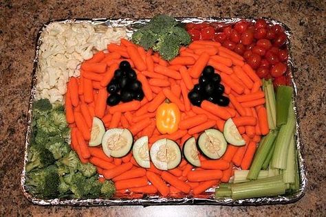 Muffins Halloween, Halloween Veggie Tray, Healthy Halloween Food, School Halloween Party, Vegetable Tray, Hallowen Ideas, Halloween Appetizers, Healthy Halloween, Tray Ideas