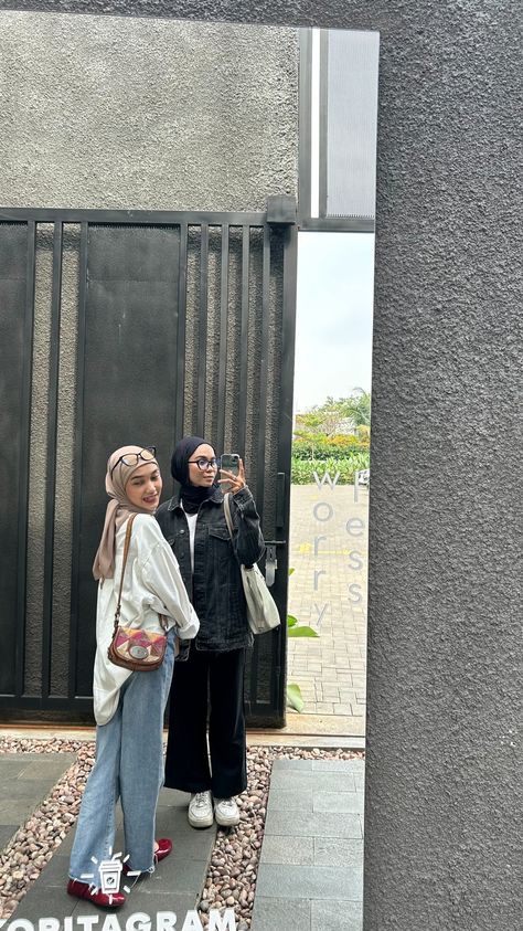 #mirror #ootd #kemeja #denim #jeans #flatshoe #slingbag #oversize #pashmina #hijabootd Ootd Mirror Selfie, Mirror Selfie Idea, Ootd Mirror, Mirror Ootd, Kemeja Denim, Denim Jeans, Outfit Ideas, Mirror Selfie, Ootd