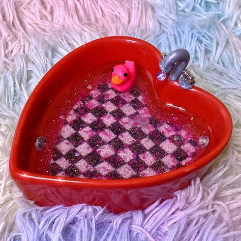 Polymer Clay Bathtub, Air Dry Clay Bathtub, Clay Bathtub Jewelry Holder, Clay Bathtub, Glina Ideas, Tiny Bathtub, Artist Sculpture, Air Dry Clay Ideas, Dry Clay Ideas