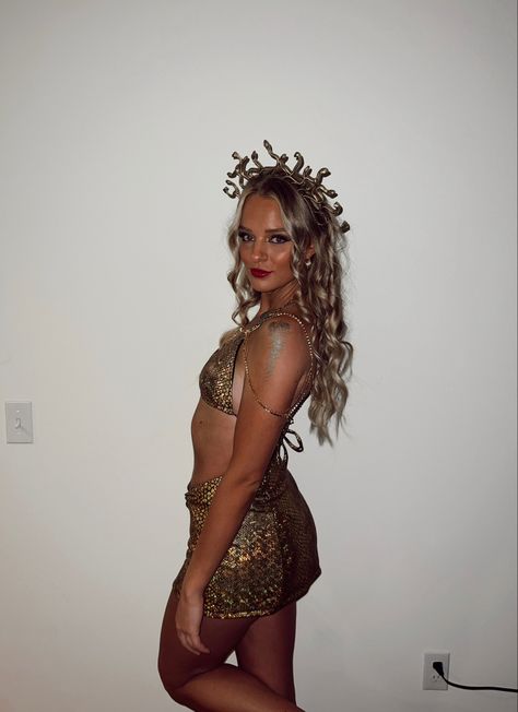 Medusa costume, College halloween costume ideas, gold, snake crown, instagram halloween idea, snakeskin outfit, blonde curly hair, medusa, makeup inspo, Gold Medusa Costume, Halloween Costumes For Curly Hair Women, Medusa Halloween Costume College, Cute Outfits With Docs, Curly Hair Costumes, Halloween Costumes For Blonde Hair, Halloween Costumes Blonde Hair, Medusa Outfit Halloween, Curly Hair Halloween Costume