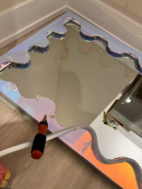 Mirror Makeover Diy, Home Office Guest Bedroom, Neon Room Decor, Neon Mirror, Funky Mirrors, Office Guest Bedroom, Neon Bedroom, Mirror Makeover, Disco Funk