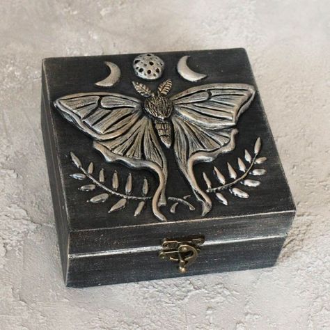 Witch Storage, Butterfly Jewelry Box, Upcycle Jewelry, Jewelry Box Makeover, Mens Jewelry Box, Painted Wooden Boxes, Wood Burning Crafts, Wooden Jewelry Box, Stash Box