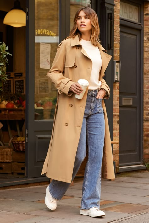 Style Overcoat Women, Coats For Women 2024, Women’s Trench Coat Outfits, Look Trench Coat, Trench Coat Outfits For Women, Fall Classic Outfits Women, Long Coat With Jeans, Fall London Outfits, Fall Trench Coat Outfits