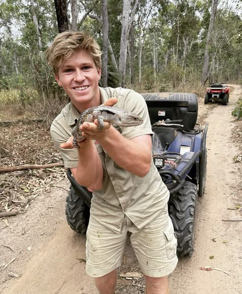 Robert Erwin, Steve And Terri Irwin Costume, Rob Irwin, Steve Irwin And Crocodile Costume, Robert Irwin, Robert Irwin Girlfriend, Robert Irwin With Animals, Steve Irwin Peta Memes, Irwin Family