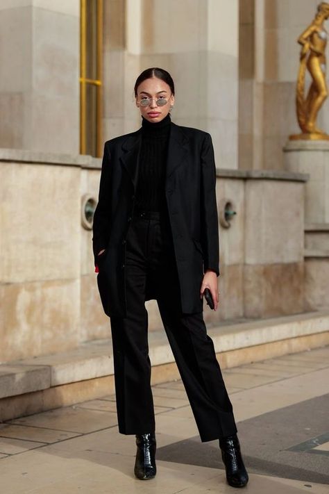 The Sleek All-Black Look I Love for Fall Pfw Street Style, Tokyo Fashion Week, Fashion Week Outfit, Stil Boho, Millenial Fashion, Paris Mode, Seoul Fashion, Moda Paris, Bloomingdales Fashion