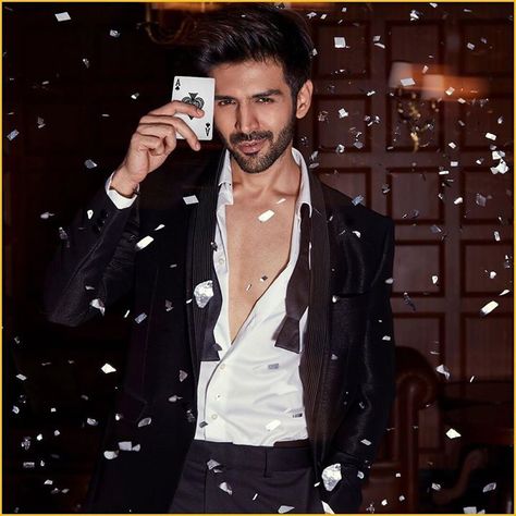 Heartthrob of the nation we've got the fantastic @kartikaaryan to sway you through IIFA Rocks as your host and dost! #IIFA2018 Karthik Aaryan, Kartik Aaryan, Handsome Celebrities, Indian Bollywood, Handsome Actors, Actor Photo, Cute Actors, Bollywood Actors, Bollywood Stars