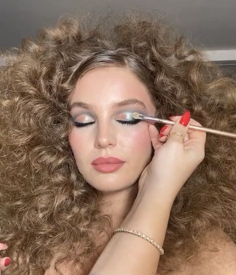 70s Hair Look Disco, Gogo Dancer Hair, Disco Makeup Look, Cher Makeup 70s, 70’s Hair And Makeup, Studio 54 Makeup, 70’s Disco Makeup, Studio 54 Hair, 70s Glam Makeup