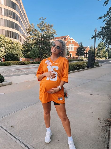 Throwback Outfits, Biker Shorts Outfit, Football Game Outfit, Pregnancy Looks, Bump Style, Jersey Outfit, University Of Tennessee, Pregnancy Outfits, Football Outfits