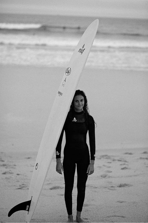 "Surfing is my major passion." We catch up with pro longboarder and Reef ambassador Victoria Vergara from Reunion Island. Beach 35mm, Photo Surf, Surf Hair, Crop Top Swimsuit, Mavericks Surfing, Surf Aesthetic, Surf Vibes, Surfing Pictures, Reunion Island