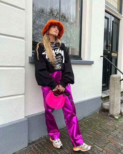 Colorful Winter Outfits 2023, Colorful Grunge Outfits, Purple Trousers Outfit, Colorful Streetwear, Fashion Gone Rouge, Dopamine Dressing, City Outfits, Black Sweatshirt, Streetwear Fashion Women