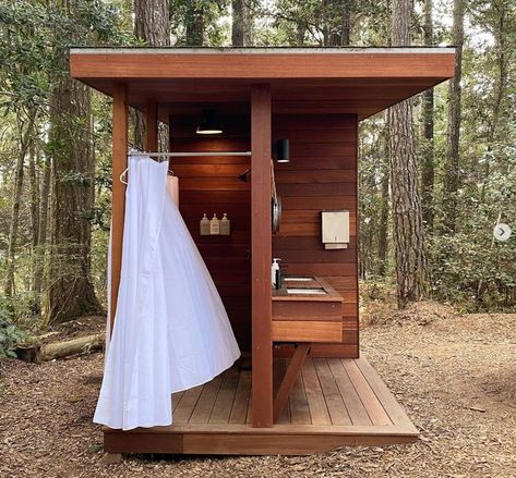 Glamping Bathroom, Outdoor Restroom, Outdoor Shower Enclosure, Outdoor Bathroom Design, Outdoor Toilet, Sauna Design, Outdoor Bath, Outdoor Sauna, Casa Container