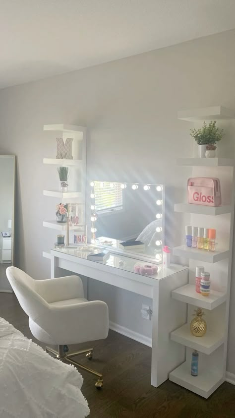 How is it soooooooooooo cute!? Aesthetic Vanity Ideas, Decorate With Mirrors, Bedroom Ashestic, Aesthetic Vanity, Small Room Makeover, Vanity Inspo, Bedroom Ideas For Small Rooms Cozy, Dream Vanity, White Room Decor