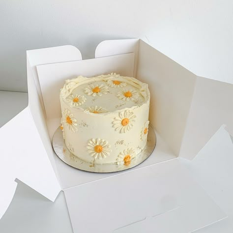 Cupcake Daisy Flower, Chamomile Cake Design, White Cake Yellow Flowers, Birthday Cake Daisy Flower, Cake Daisy Flower, Trending Cakes 2024, Yellow Theme Cake, Cake Daisies, Daisy Themed Cake