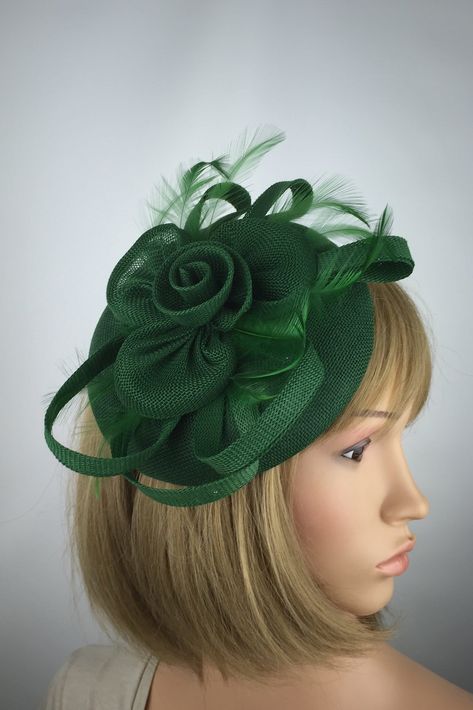 Ascot Ladies Day, Green Fascinator, Fascinator Wedding, Large Brim Hat, Types Of Hats, Mother Of Groom Dresses, Wedding Hat, Wedding Fascinators, Green Bottle