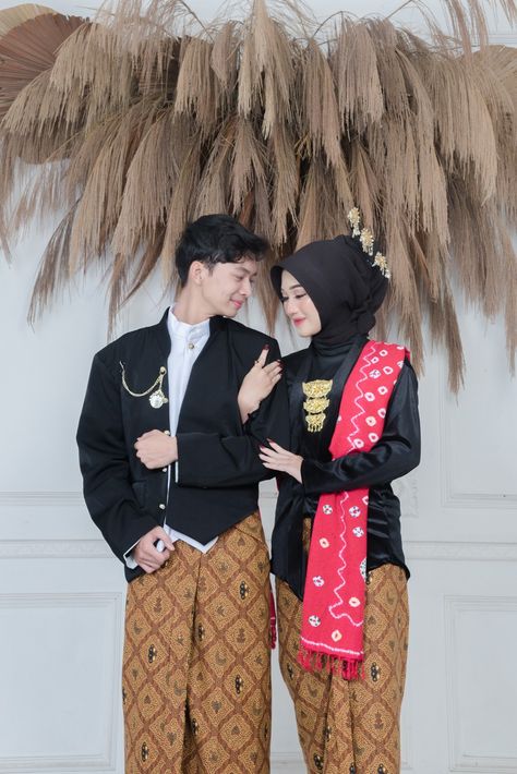 Foto Couple Prewedding Foto Adat Jawa, Prewed Adat Jawa, Preweding Jawa, Ide Foto Prewedding, Prewed Jawa, Ide Prewedding, Prewedding Adat, Prewedding Hijab, Prewedding Pose