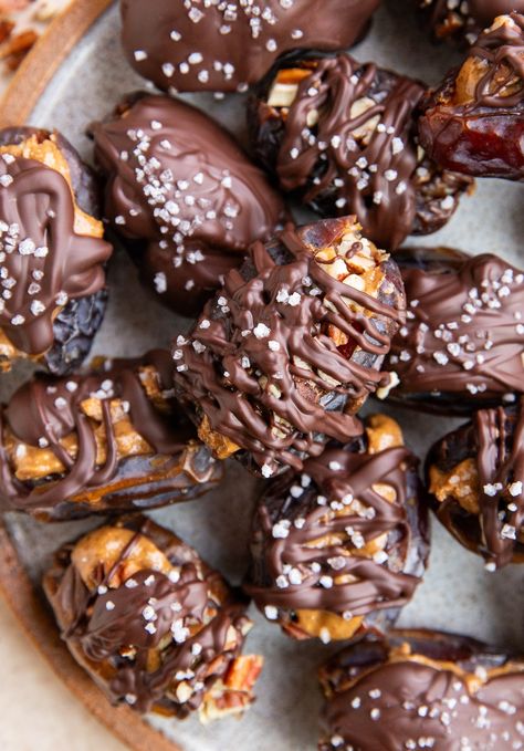 Date Pecan Turtles, Date Turtles, Vegan Turtles, Chocolate Pecans, Stuffed Dates, Chocolate Turtles, Chocolate Covered Almonds, Salty Treats, Desserts Vegan