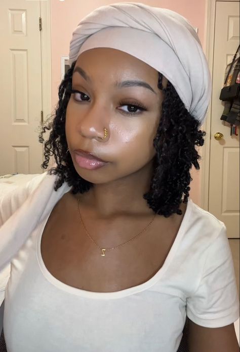 Head Wrap Hair Down, Head Wrap Hairstyles Black Women, Short Hair Head Wrap, Box Braids And Headwraps, Head Wrap With Mini Twists, Hairwrap Hairstyles Natural Hair, Hair Wrap Black Women, Cute Head Wraps Style With Braids, Head Wrap Braids