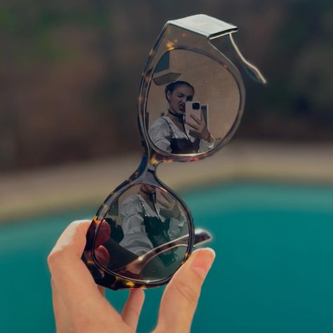 selfie in the reflection of sunglasses Sunglass Selfie, Pic Ideas With Sunglasses, Sunglass Reflection, Sunglasses Selfie Ideas, Aesthetic Poses With Sunglasses, Reflection Selfie, Selfie Ideas Sunglasses, Sunglasses Reflection Photography, Sunglasses Reflection