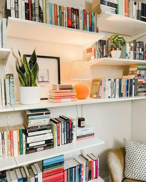 alexandra gater en Instagram: “Tomorrow's video is for all the book lovers out there!! A magazine editor with 800+ books, a small room that needed an overhaul and two…” Small Storage Organization, Alexandra Gater Bedroom, Living Room Book Shelves, Book Shelf Decoration, Alexandra Gater, Bookshelves For Small Spaces, Office Shelves, Office Design Home, Design Home Office