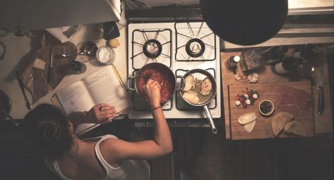 Cooking In The Kitchen, Cooking Photography, Female Chef, Vision Board Pictures, Girl Cooking, Living In London, Poses References, Fun Dinners, Infj