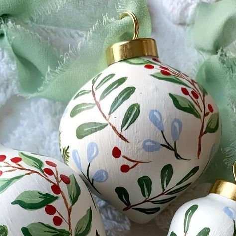 Mollie McGeever on Instagram: "I love that my customers are still ordering ornaments… that’s what I call planning ahead! This trio  from my “Greens & Berries” look so pretty together; each with a different shape. Available to order from my Etsy shop. #christmasornaments #handpaintedornaments #botanicalornaments #ceramicornamnets #handmadeornaments" Ceramic Bauble Decoration Ideas, Christmas Baubles Painted, Decorate Christmas Balls, Christmas Ornament Painting Ideas Easy, Paint Glass Ornaments Diy, Hand Painted Christmas Balls Diy, Pottery Ornament Ideas, Diy Paint Christmas Ornaments, Painting Ceramic Ornaments