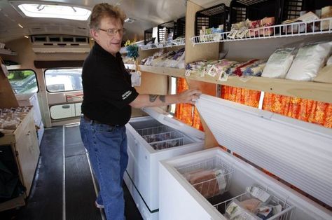 Mobile Food Pantry, Food Truck Design Interior, Mobile Market, School Bus House, Own Business Ideas, Converted School Bus, Mobile Food Trucks, Bus Living, Bus House