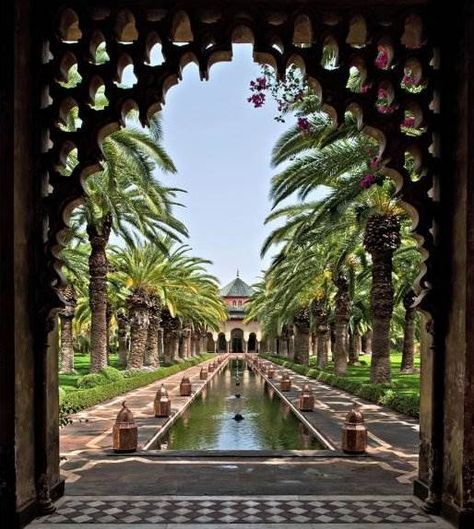 An exclusive palm oasis outside Marrakesh. Islamic Landscape, Islamic Gardens, Arabic Garden, Life In The Countryside, Riad Marrakech, Indian Garden, Moorish Design, Persian Garden, Paradise Garden