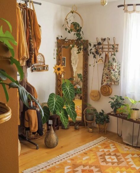 Plant Home Aesthetic, Room With Plants Aesthetic, Hippy Bedroom Ideas, Boho Apartment Aesthetic, Hippie Room Ideas, Plant Aesthetic Room, Hippie Apartment, Entryway Inspo, Salon Tattoo