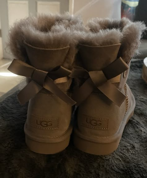 Ugg With Ribbons, Ribbon Uggs, Uggs Mini Boots Outfit, Baddie Best Friends, Shoe Flicks, Uggs Coquette, Uggs Mini Boots, Bailey Uggs, School Year Aesthetic