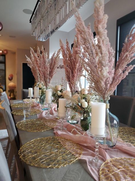 Pink And Cream Table Decor, Pink And Champagne Decor, Rustic Pink Birthday Decor, Boho Confirmation Party, Pampas Bridal Shower Ideas, Boho Glam Tablescape, Mauve Pink Party Decor, Brown And Pink Party Decor, Boho Pink Centerpieces